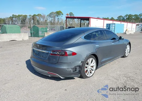 2013 Tesla Model S z USA, uszkodzony, nr VIN 5YJSA1DN9DFP25296